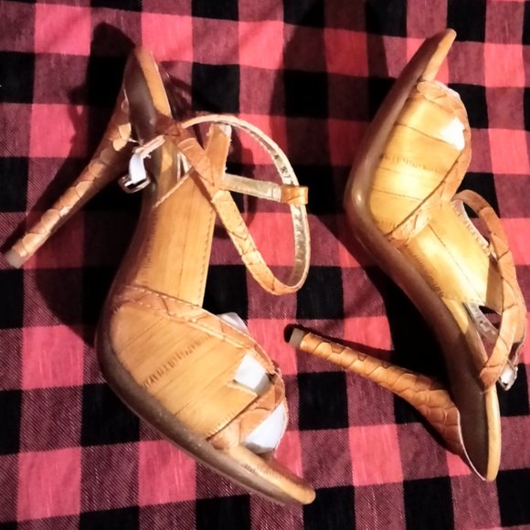 WILD ROSE Women Shoes Mustard Metallic High Heels Open Toe Size 6.5 - Picture 6 of 8